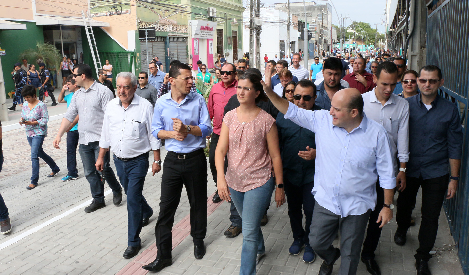 Prefeito Roberto Cláudio caminha pela rua josé avelino